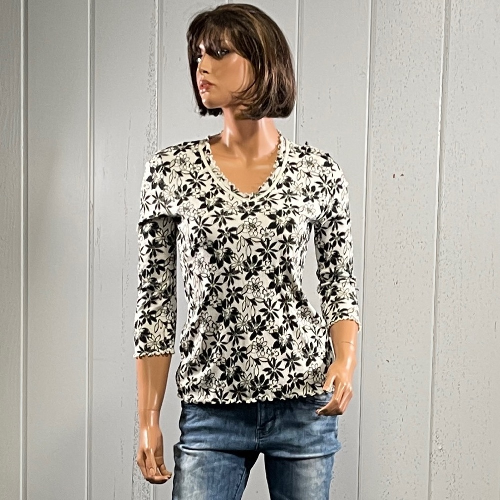*Liz Claiborne Women’s Flower Print Top V- Neck Sz M